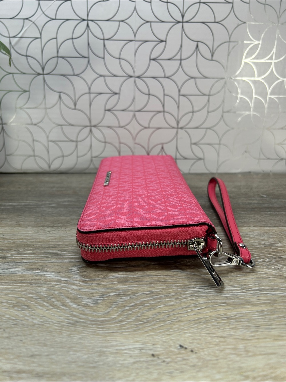 7239 Michael Kors Pink MK Signature Zip-Around Wristlet Wallet 437239 - Picture 5 of 12